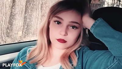 Gagica sexy suge cu bucurie un card de reducere