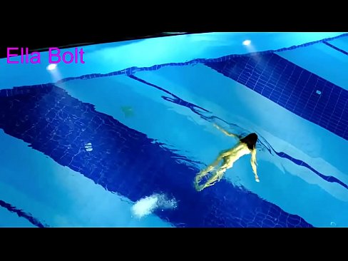 ❤️ Nu mă pot opri din privit, tânără blondă surprinsă înotând goală în piscina stațiunii ELLA BOLT ❤️❌  at us ☑
